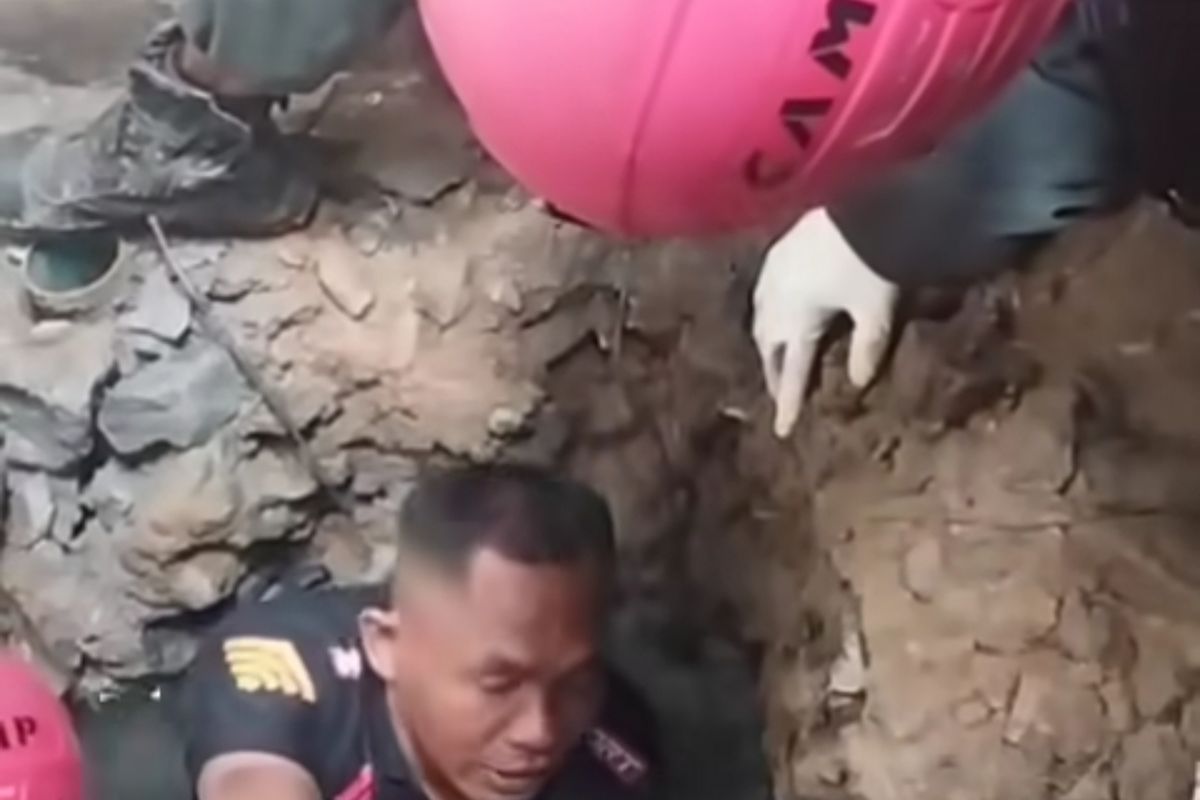 Petugas pemeliharaan sedang berupaya melakukan penyelamatan terhadap Berdedes Situmorang, yang terseret arus air di tengah persawahan, belakang perumahan Bumi Johor Sentosa, Jalan Eka Warni, Kecamatan Medan Johor, Kota Medan, Kamis (17/7/2025).