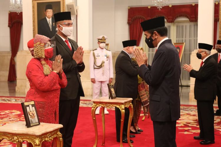 Presiden Joko Widodo memberikan gelar Pahlawan Nasional 2020 kepada enam tokoh penting di Indonesia di Istana Negara, Selasa (10/11/2020).
