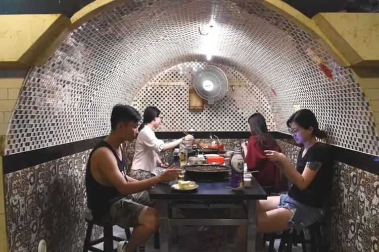Banyak warga di provinsi-provinsi barat daya China makan di restoran bawah tanah unuk ngadem. Sementara baru-baru ini ada seruan dari pejabat kesehatan untuk menghindari kontak dengan orang asing karena kekhawatiran akan penyebaran cacar monyet.