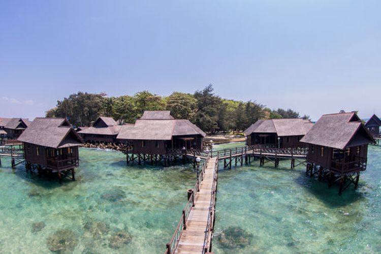 Pemandangan Pulau Ayer beserta cottage-nya, salah satu resort pantai dekat Jakarta.