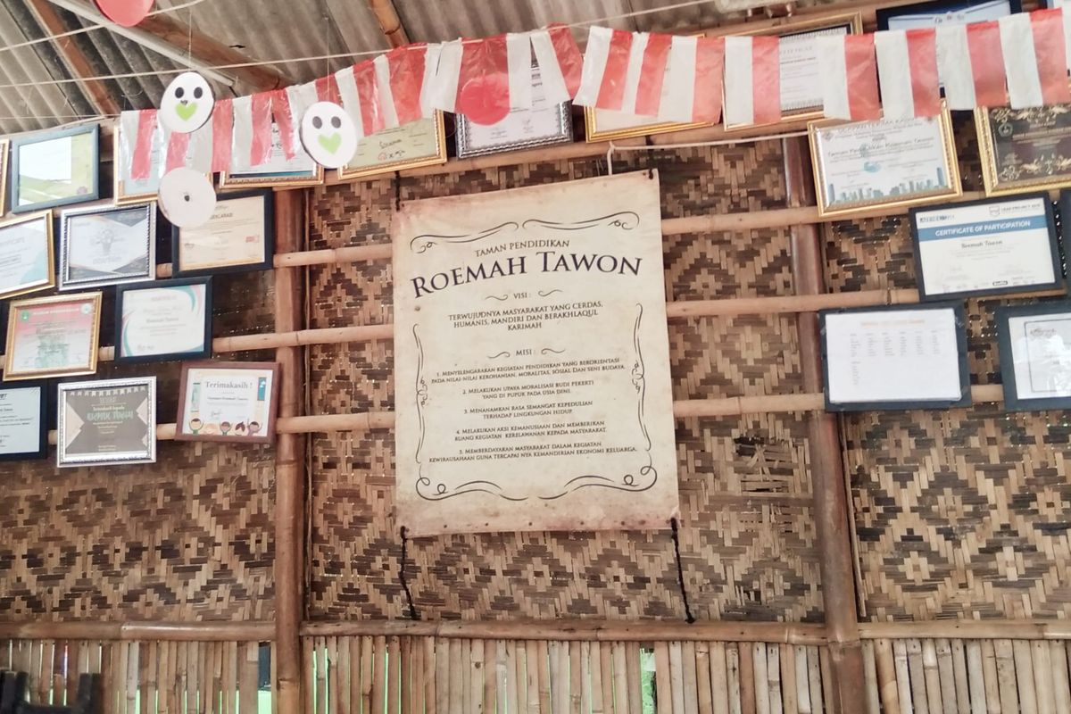 Saung belajar Roemah Tawon, tempat belajar bagi anak jalanan sekitar pinggir rel kereta di Tanah Tinggi, Tangerang. 