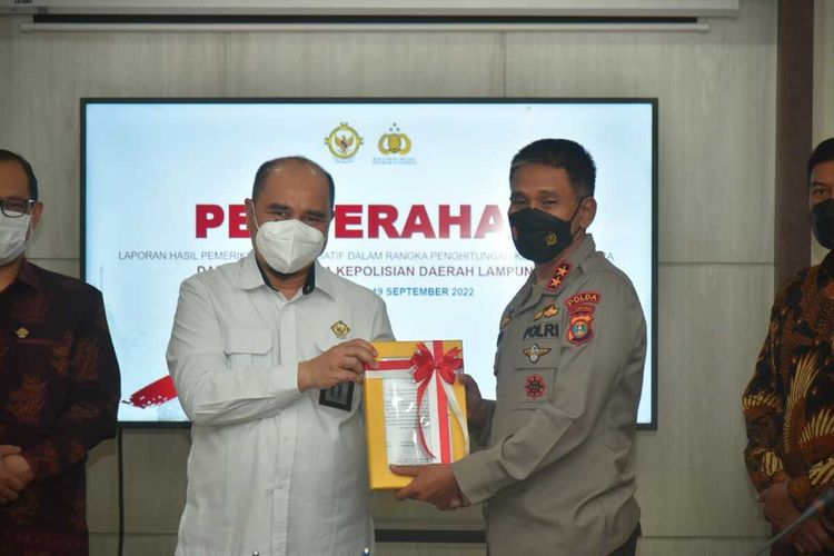 Wakil Ketua Badan Pemeriksa Keuangan (BPK) RI Agus Joko Purnomo menyerahkan hasil audit kerugian negara kepada Kapolda Lampung Irjen Akhmad Wiyagus, Senin (19/9/2022).