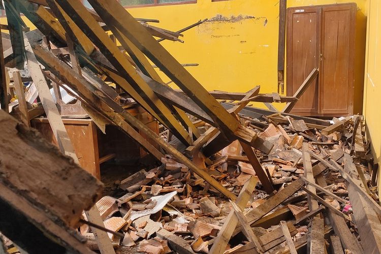 Kondisi ruang kelas 5 SD Negeri 1 Samigaluh yang berantakan akibat runtuhnya atap sekolah. SD Negeri 1 Samigaluh terdapat di Pedukuhan Karang, Kalurahan Gerbosari, Kapanewon (kecamatan) Samigaluh, Kabupaten Kulon Progo, Daerah Istimewa Yogyakarta.