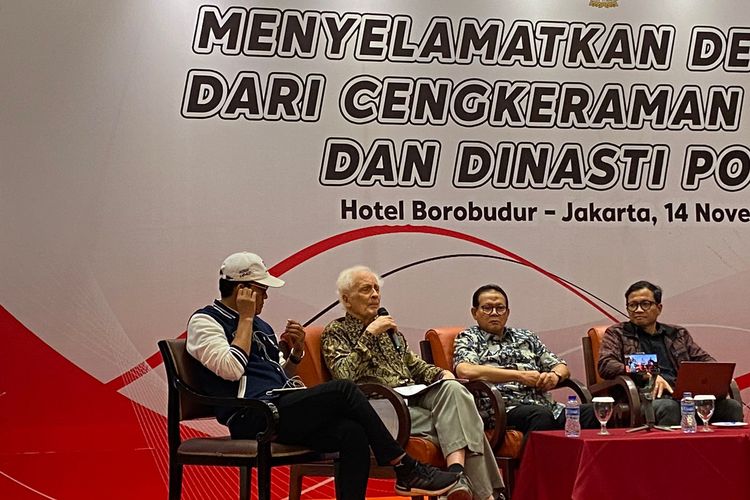 Guru Besar Sekolah Tinggi Filsafat Driyakara Franz Magnis Suseno atau Romo Magnis dalam diskusi di Hotel Borobudur, Jakarta Pusat, Selasa (14/11/2023).