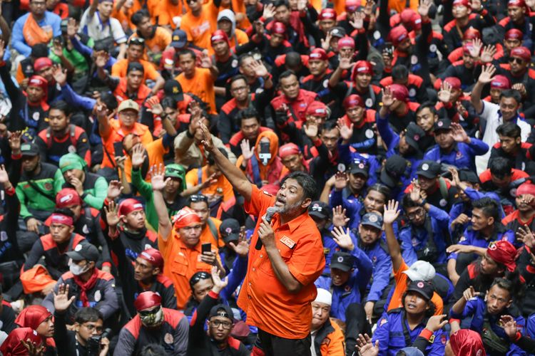 Presiden Partai Buruh Said Iqbal memberikan orasi saat May Day Fiesta dalam rangka memperingati Hari Buruh Internasional di Istora Senayan Jakarta, Senin (1/5/2023). Ribuan buruh turun ke jalan menyampaikan aspirasinya.