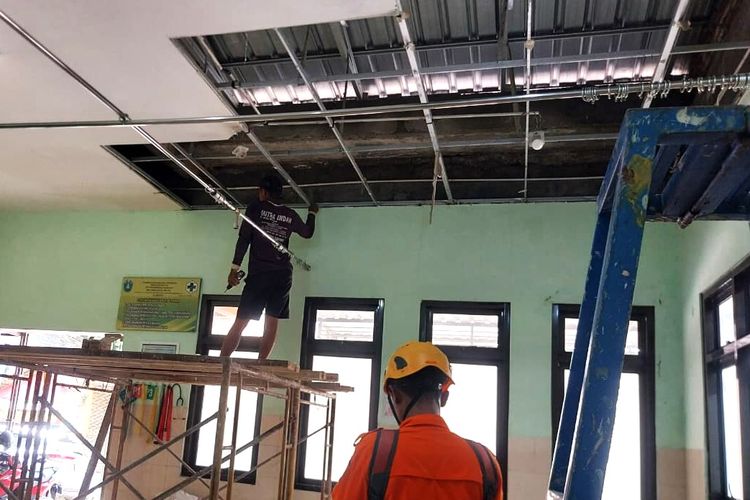 Diguyur Hujan Deras, Plafon UGD Puskesmas Slahung Ambrol, Pelayanan Dialihkan Sementara