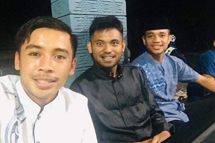 Pemain Bhayangkara FC, Saddil Ramdani (tengah) saat bersama temannya di kampung halaman.