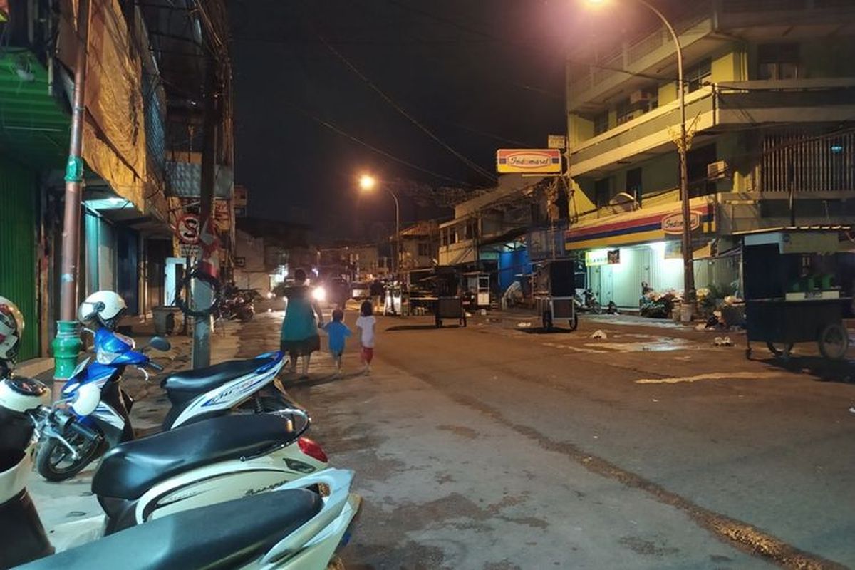 Pasar Lama Kota Tangerang sepi dari pedagang dan masyarakat umum karena penerapan PPKM, Selasa (12/1/2021) malam. (KOMPAS.com/MUHAMMAD NAUFAL)