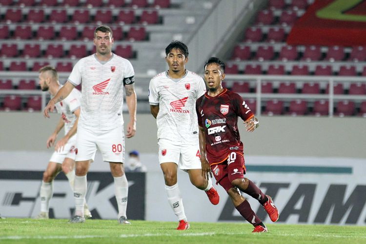 Pemain Borneo FC, M. Sihran, dijaga ketat personel PSM Makassar, Wiljan Pluim dan M. Arfan pada pekan ke-8 Liga 1 2021-2022 di Stadion Manahan Solo, Jumat (22/10/2021) malam.