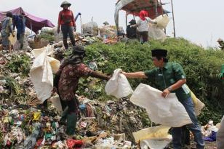 Caleg PKB menyapa pemulung sampah di TPA Benowo Surabaya.