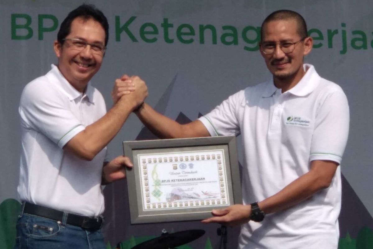 Direktur Perluasan Kepesertaan BPJS Ketenagakerjaan E Ilyas Lubis dan Wakil Gubernur DKI Jakarta Sandiaga Uno melepas mudik gratis bersama BPJS Ketenagakerjaan di Mapolda Metro Jaya, Sabtu (9/6/2018).