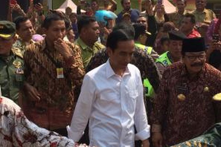 Presiden Jokowi saat tiba di kantor Kecamatan Kamal, Bangkalan, Madura, untuk memberikan tiga kartu kepada warga.