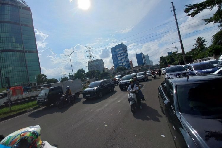 Arus  lalu lintas di Jalan TB Simatupang, Jakarta Selatan, kembali lancar meski sebelumnya sempat macet lantaran adanya iring-iringan Anies Baswedan saat menuju ke Knator DPP PKS, pada Kamis (23/2/2023).