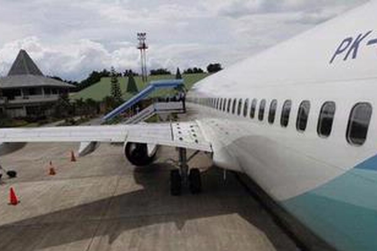 Pesawat Boeing 737-800 milik Garuda Indonesia di Bandara El Tari, Kupang, NTT, Selasa (26/4/2011).  