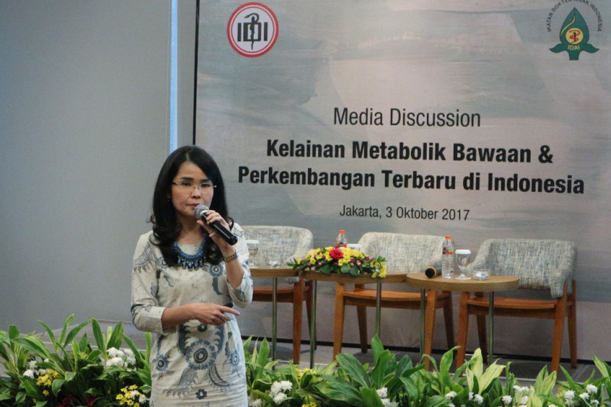 Dokter Klara Yuliarti, SpA(K), Staf Divisi Nutrisi dan Penyakit Metabolik Departemen Ilmu Kesehatan Anak FKUI/RSCM mempresentasikan beberapa kasus penyakit langka inborn errors of metabolism.