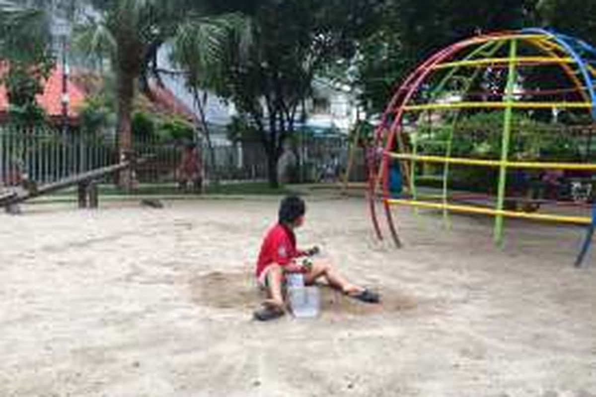 Daffa saat bermain di RPTRA Kenanga, Cideng, Jakarta Pusat.