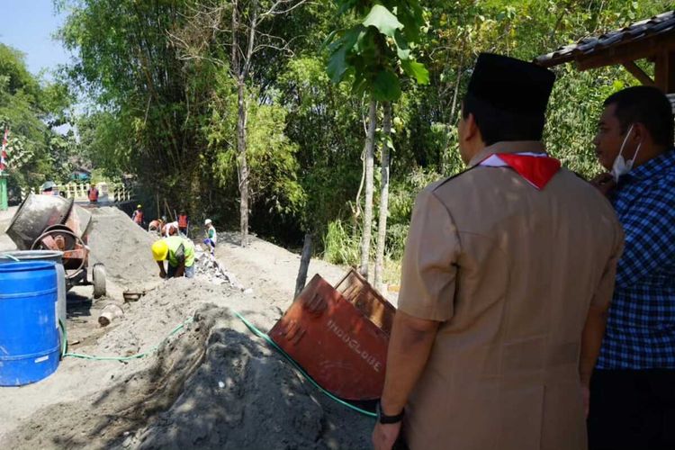 Bupati Blora, Arief Rohman meninjau pembangunan ruas jalan Wulung - Klatak pada Senin (14/8/2023)