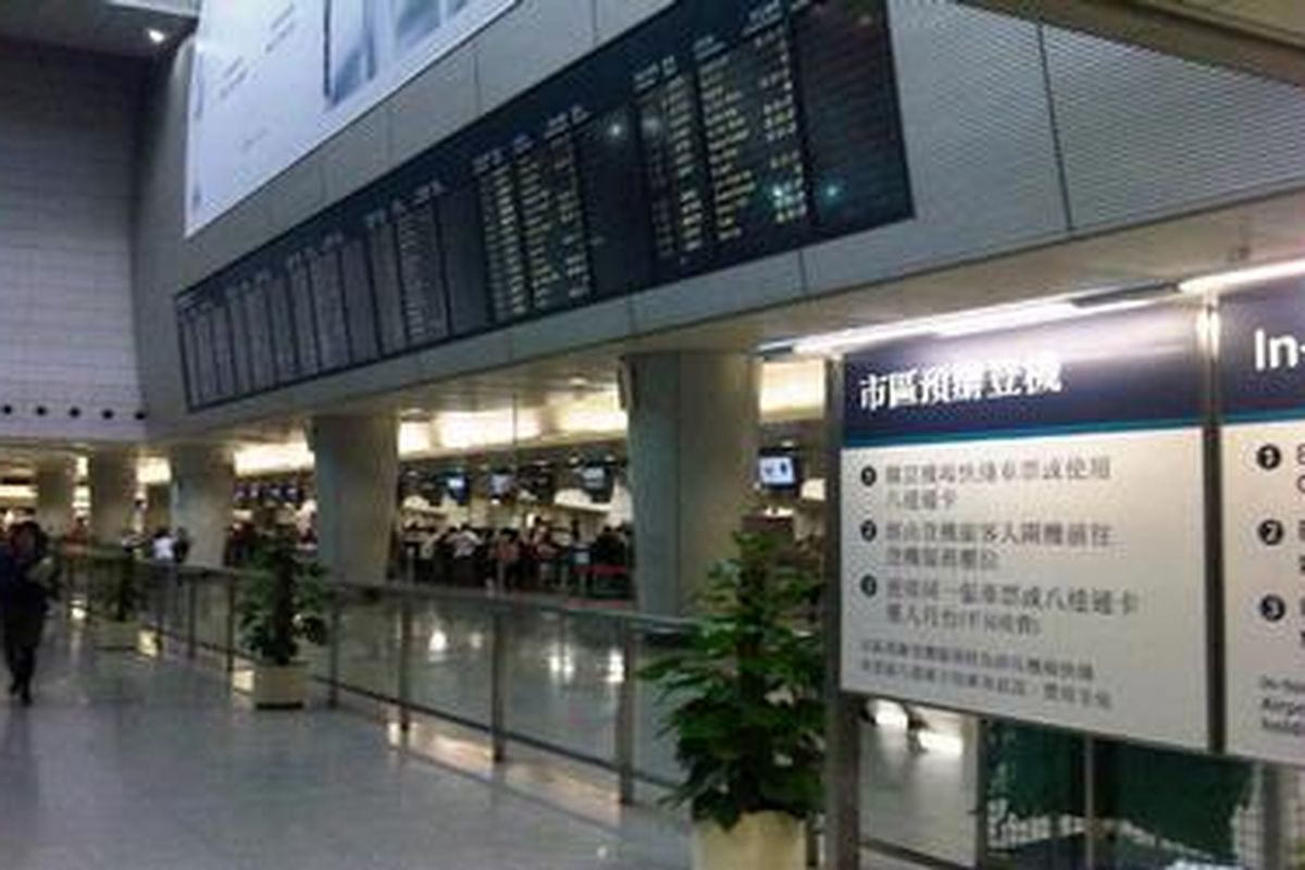 Suasana dalam stasiun kereta Airport Express Hongkong. Di sini calon penumpang bisa langsung check in. 