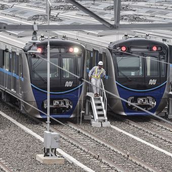 Petugas melakukan pengecekan kereta Mass Rapid Transit (MRT) di Stasiun Lebak Bulus, Jakarta, Kamis (17/1/2019). Jelang peresmian MRT yang akan dilaksanakan pada Maret 2019 tersebut masyarakat dapat mencoba secara gratis moda transportasi itu mulai 27 Februari. ANTARA FOTO/Muhammad Adimaja/wsj.