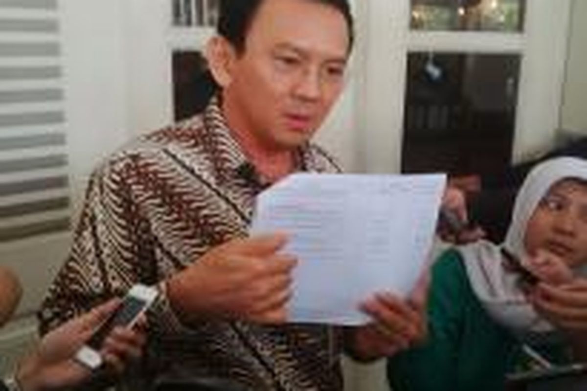 Gubernur DKI Jakarta Basuki Tjahaja Purnama menunjukkan data usulan anggaran siluman DPRD DKI kepada Dinas Pendidikan DKI di APBD DKI 2015, di Balai Kota, Rabu (25/2/2015). 