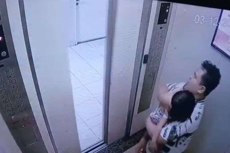 Pria berinisial Y (31) yang menganiaya balita GMM (2) terlihat panik dan terburu-buru saat berada di dalam sebuah lift.