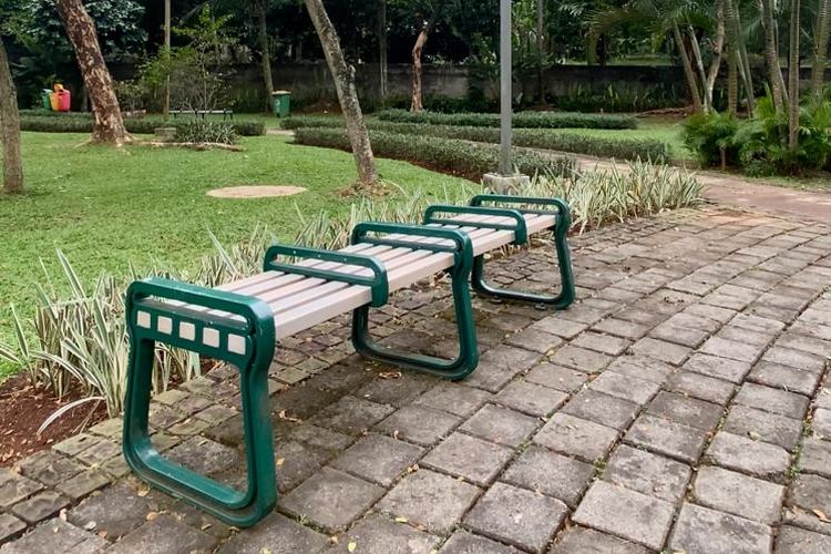 Kursi taman yang nyaman di Taman Tabebuya, Jagakarsa, Jakarta Selatan. 