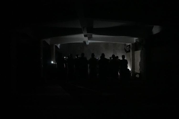 Suasana salat tarawih pertama di Masjid Asasuttaqwa, Bali, 11 Maret 2024.