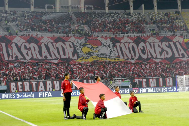 Bentuk dukungan suporter Indonesia saat menyaksikan babak penyisihan Grup A Piala Dunia U17 2023 Indonesia melawan Ekuador yang berakhir dengan skor 1-1 di Stadion Gelora Bung Tomo Surabaya, Jawa Timur, Jumat (10/11/2023) malam.