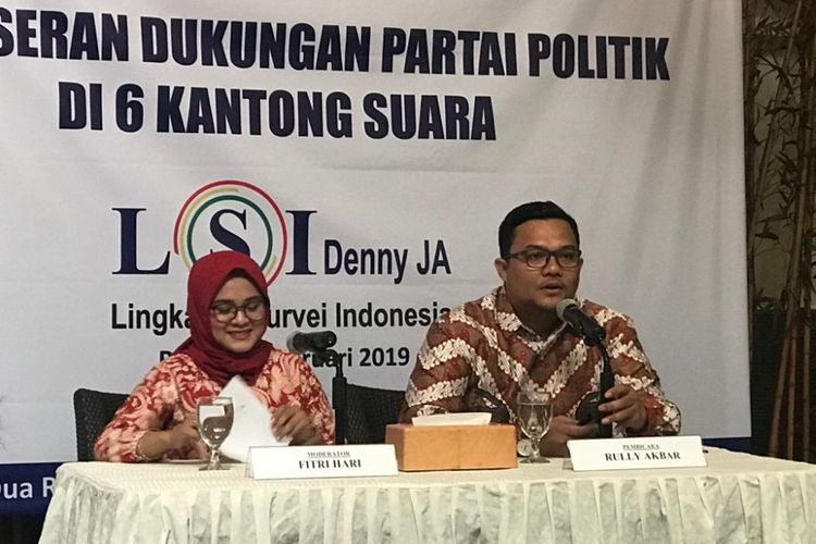 Peneliti LSI Denny JA Rully Akbar saat konferensi pers di kantornya, Jakarta Timur, Rabu (20/2/2019).