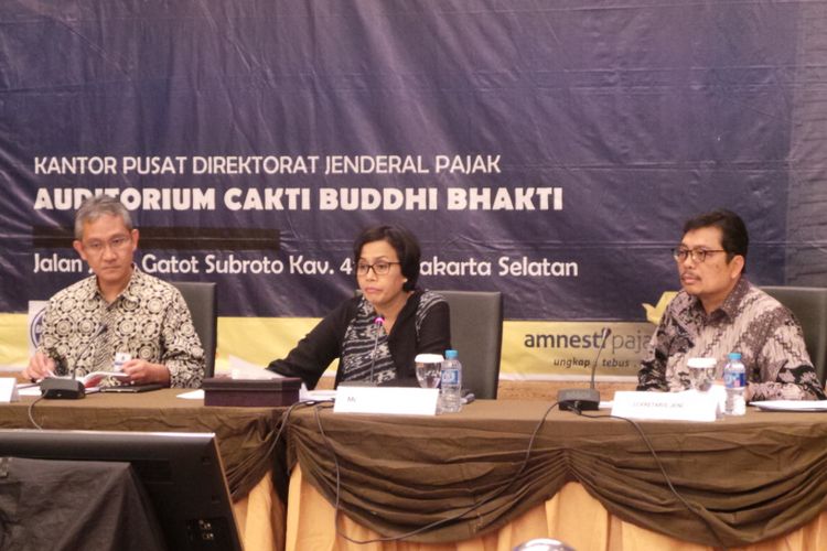 Press conference mengenai rekrutmen CPNS Kementerian Keuangan tahun 2017. Dalam foto tersebut, ada (kiri ke kanan) Dirjen Anggaran Kemenkeu Askolani, Menteri Keuangan Sri Mulyani, dan Sekjen Kemenkeu Hadiyanto. 