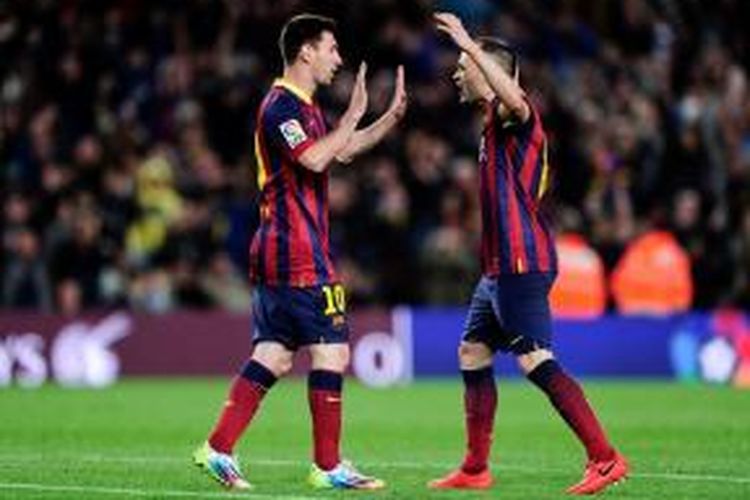Penyerang Barcelona, Lionel Messi, merayakan golnya bersama Andres Iniesta dalam pertandingan lanjutan Primera Division di Camp Nou, Minggu (20/4/2014).