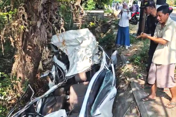 Diduga Mengantuk, Mobil Xenia Terjun ke Sungai di Ponorogo