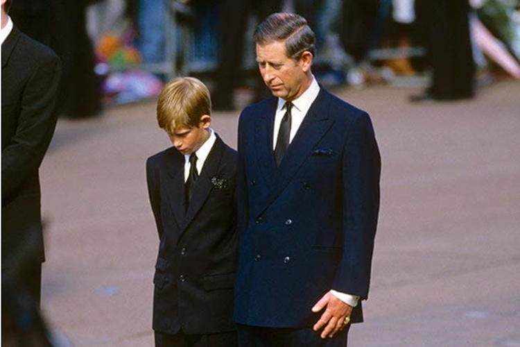Pangeran Charles dalam setelan berwarna biru saat menghadiri pemakaman mendiang Putri Diana.