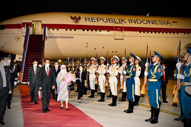 Presiden Joko Widodo beserta Ibu Iriana Jokowi dan sejumlah menteri telah tiba di Beijing Capital International Airport, Beijing, China, Senin (25/7/2022) malam pukul 21.37 waktu setempat.
