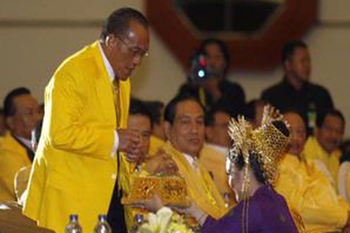 Ketua Umum DPP Golkar, Aburizal Bakrie (kiri).