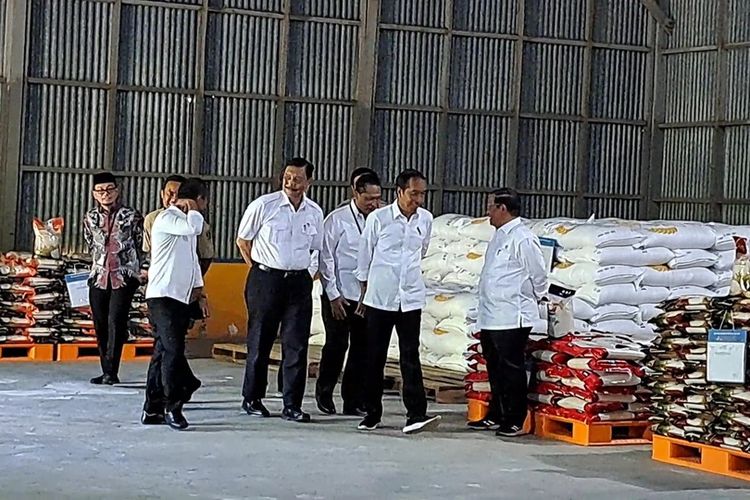 Presiden Jokowi saat meninjau Kompleks Pergudangan Badan Urusan Logistik (Bulog) Batangase Maros, Sulawesi Selatan (Sulsel) yang terletak di Jalan Poros Makassar-Maros, Kamis (30/3/2023).