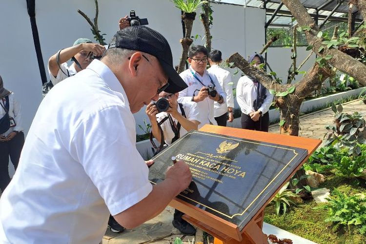Penandatanganan prasasti Rumah Kaca Hoya oleh Ketua Badan Riset dan Inovasi Nasional (BRIN) Laksana Tri Handoko di Kebun Raya Bogor, Jawa Barat, Senin (20/5/2025). 
