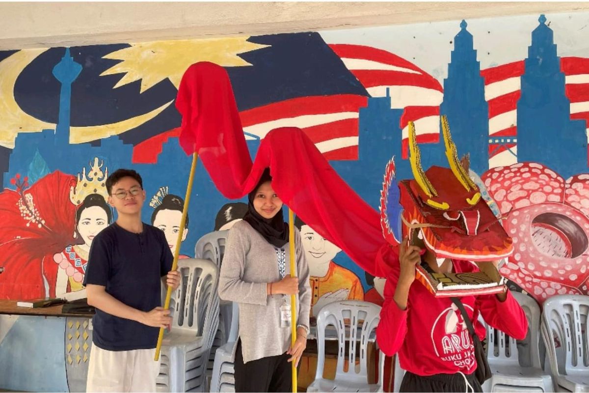 Mahasiswa peserta KKN internasional mengikuti kegiatan budaya saat berada di Malaysia