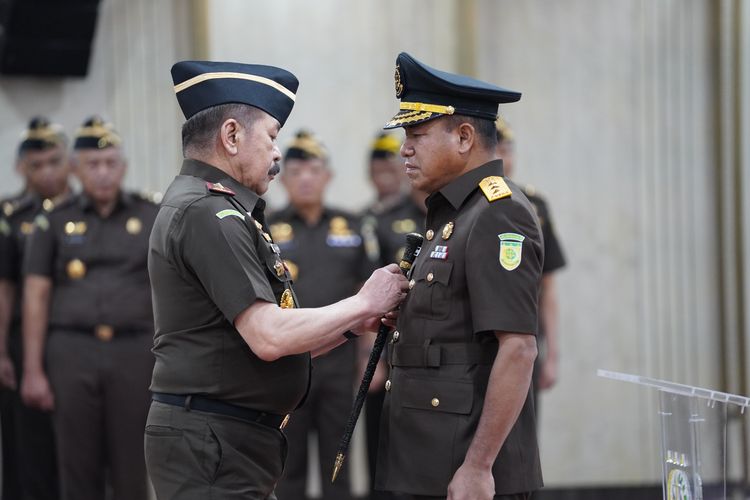 Jaksa Agung Republik Indonesia Sanitiar Burhanuddin melantik Amir Yanto sebagai Kepala Badan Pemulihan Aset di lingkungan Kejaksaan Agung pada Senin (19/2/2024)