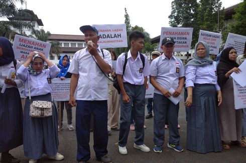 Pakai Seragam, Orangtua Siswa di Bandung Demo karena Ijazah Anaknya Ditahan Sekolah