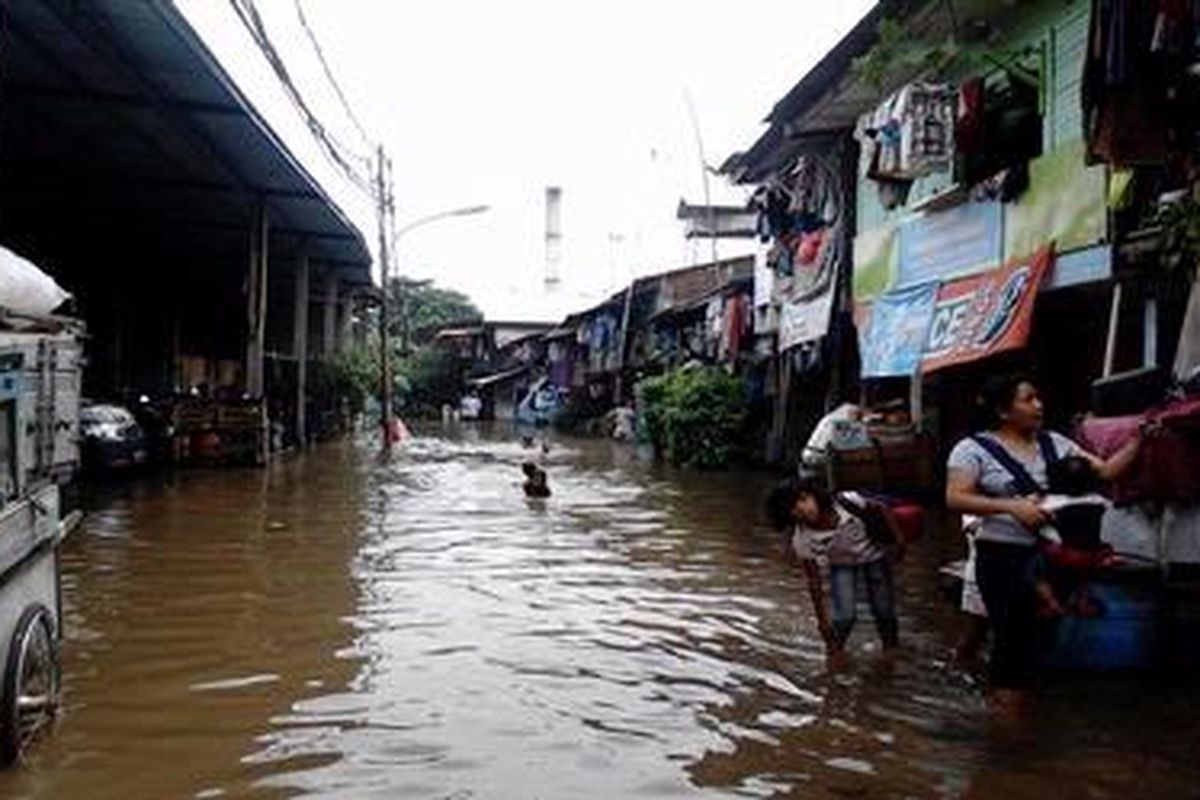 Kampung Muka, Kelurahan Ancol, Kecamatan Pademangan, Jakarta Utara, Minggu (20/1/2013), masih tergenang air setinggi 50-70 cm. Berbagai penyakit mulai menyerang warga seperti gatal-gatal, batuk pilek, dan diare.  Di sinilah Ancol dan UGM melakukan aksi sosialnya.