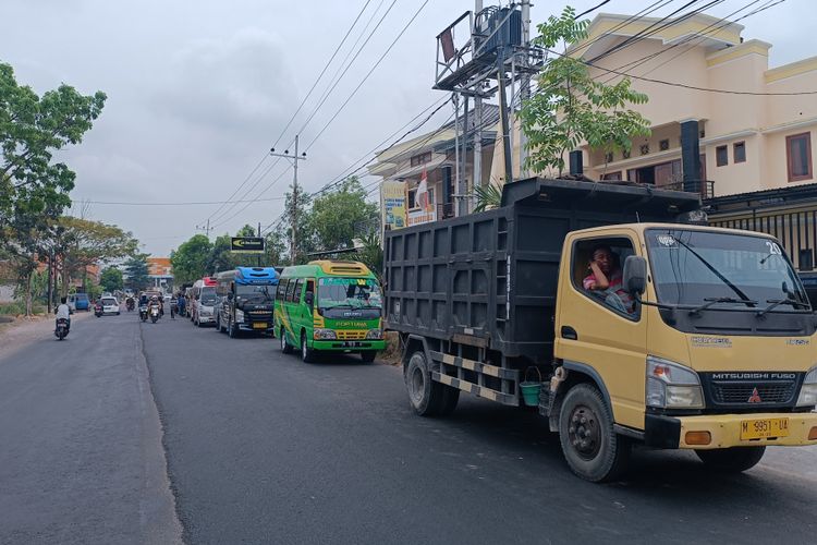 Antrean kendaraan roda 4 berbahan bakar solar terjadi di SPBU Desa Buddagan, Jalan Raya Sumenep, pada Senin (5/9/2022). Panjang antrean hingga 200 meter di luar halaman SPBU