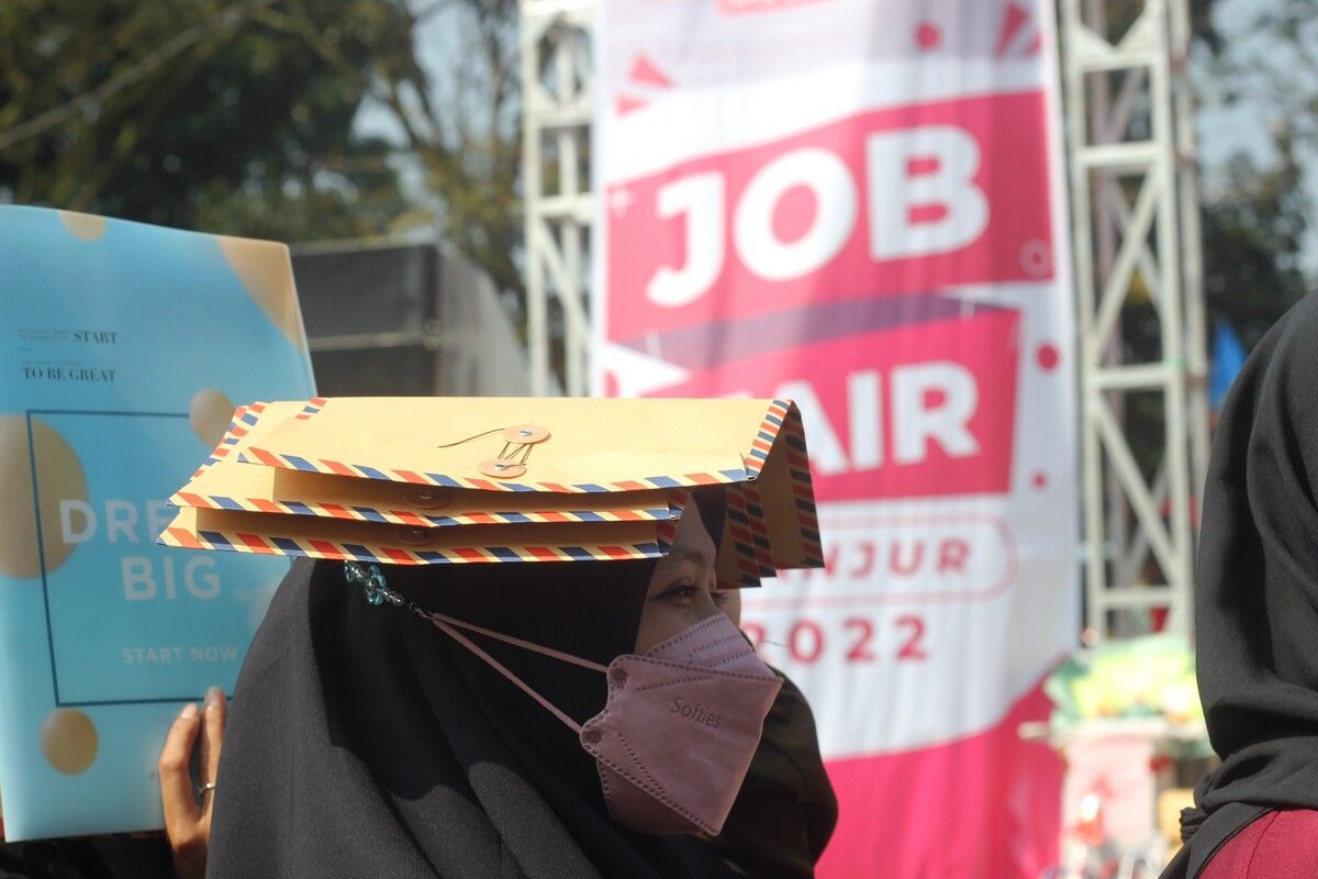 Seorang pencari kerja (pencaker) antre di depan salah satu stan perusahaan yang membuka lowongan kerja di event Cianjur Job Fair 2022, Kamis (7/7/2022). 