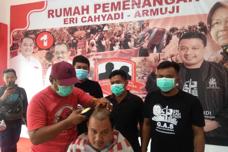 Putra sulung Wali Kota Surabaya Tri Rismaharini menggunduli rambutnya setelah paslon nomor urut 1 di Pilkada Surabaya 2020, Eri-Armuji, unggul berdasarkan hasil hitung cepat atau quick count di posko Gerakan Arek Suroboyo, Jalan Pandegiling, Surabaya, Kamis (10/12/2020).