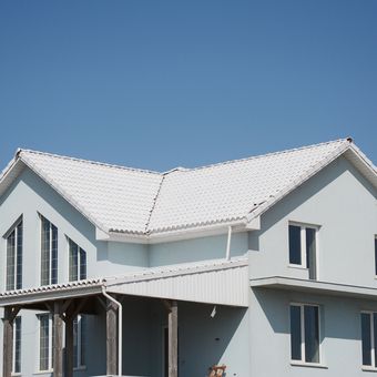 Ilustrasi atap rumah putih atau white roof.