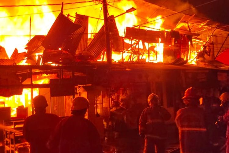 Sebanyak 100 rumah penduduk di Jalan Kepa Duri Emas, RT 02 RW 04 Duri Kepa, Kebon Jeruk, Jakarta Barat, terbakar pada Selasa (1/2/2022) saat dini hari.