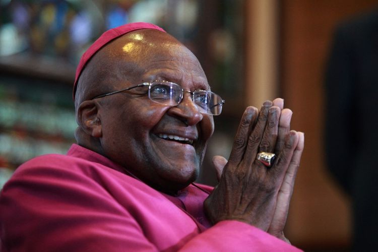 Dalam foto yang diambil pada 23 April 2014 ini, Peraih Nobel Perdamaian Uskup Agung Desmond Tutu memberi isyarat dalam konferensi pers tentang 20 tahun pertama kebebasan Afrika Selatan di Katedral St Georges di Cape Town. Ikon anti-apartheid Afrika Selatan Ini meninggal pada 26 Desember 2021 dalam usia 90 tahun