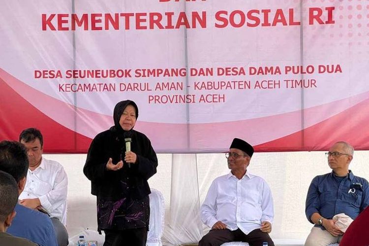 Menteri Sosial Tri Rismaharini memberikan arahan pada penyerahan rumah bantuan di Aceh Timur, Rabu (28/2/2024).