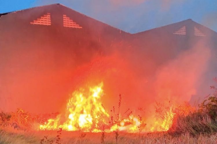 Gara-gara Bakaran Sampah, Api Nyaris Hanguskan Rumah Warga di Pamekasan