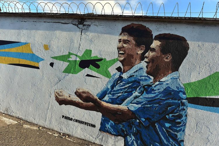 Grafiti yang menggambarkan momen selebrasi menimang bayi oleh Bebeto (kiri) di Piala Dunia 1994 Amerika Serikat. 